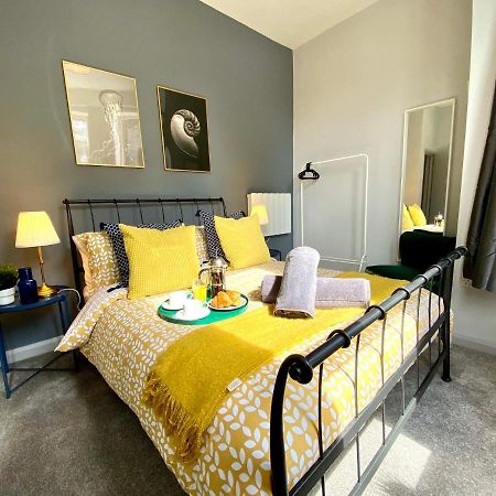 Trendy Stylish Apartment! - 5 Minute Walk To The Best Beach! - Great Location - Parking - Fast Wifi - Smart Tv - Newly Decorated - Sleeps Up To 6! Close To Bournemouth & Poole Town Centre & Sandbanks Eksteriør billede