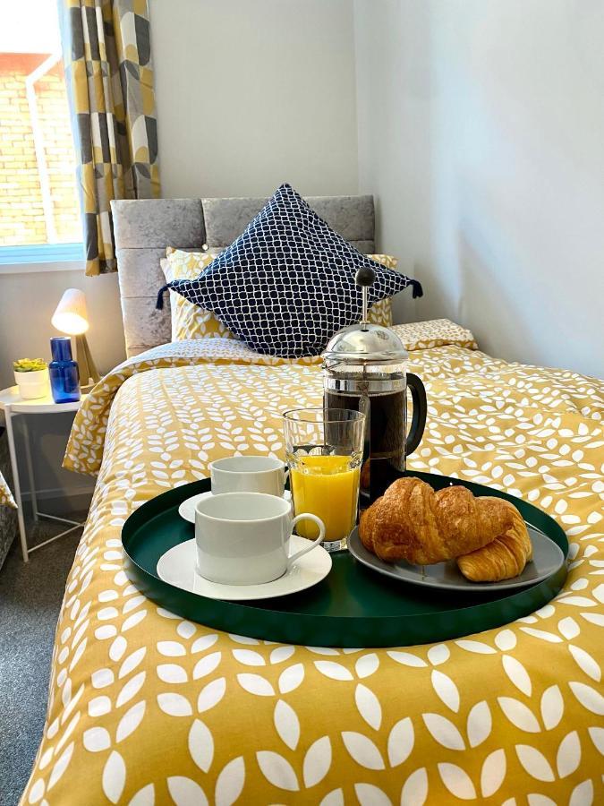 Trendy Stylish Apartment! - 5 Minute Walk To The Best Beach! - Great Location - Parking - Fast Wifi - Smart Tv - Newly Decorated - Sleeps Up To 6! Close To Bournemouth & Poole Town Centre & Sandbanks Eksteriør billede