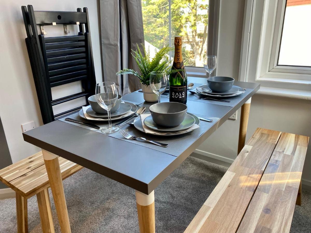 Trendy Stylish Apartment! - 5 Minute Walk To The Best Beach! - Great Location - Parking - Fast Wifi - Smart Tv - Newly Decorated - Sleeps Up To 6! Close To Bournemouth & Poole Town Centre & Sandbanks Eksteriør billede