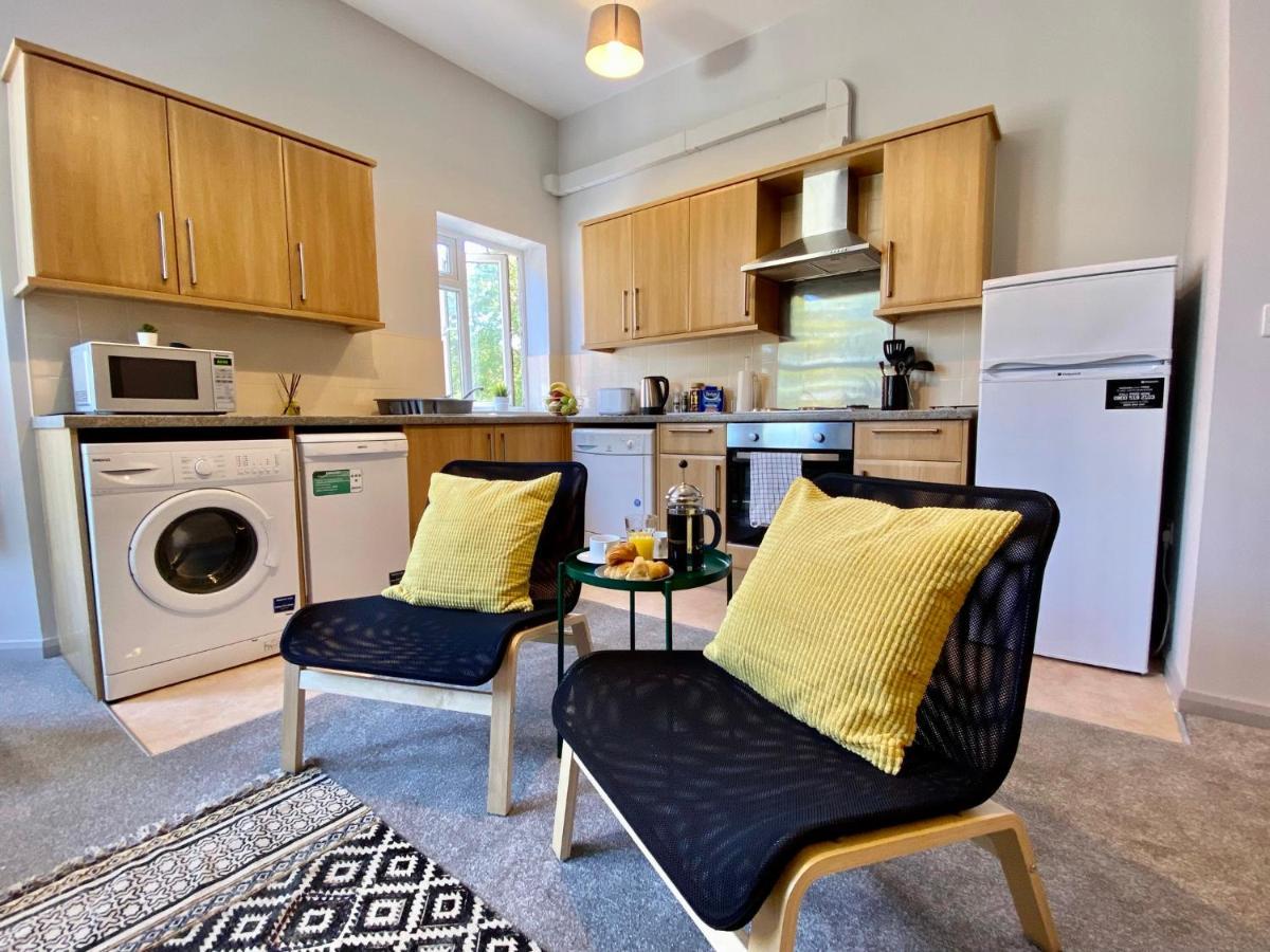 Trendy Stylish Apartment! - 5 Minute Walk To The Best Beach! - Great Location - Parking - Fast Wifi - Smart Tv - Newly Decorated - Sleeps Up To 6! Close To Bournemouth & Poole Town Centre & Sandbanks Eksteriør billede